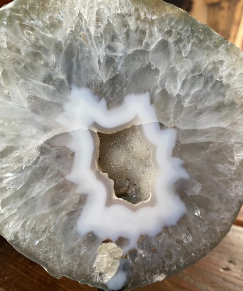 Premium Agate Geode on Stand 10 – 1.745g - H22xW14cm - Image 3