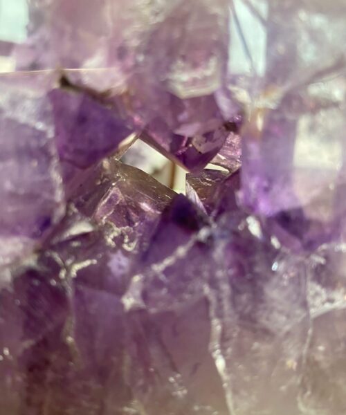 Large – Amethyst Heart 12 Iron Base Purple Quartz Geode Crystal 1.147kg H17.5xW15xD3.5cm - Image 7