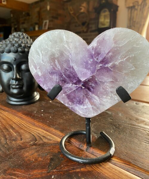 Large – Amethyst Heart 15 Iron Base Purple Quartz Geode Crystal 1.136kg H15xW13.5xD4cm