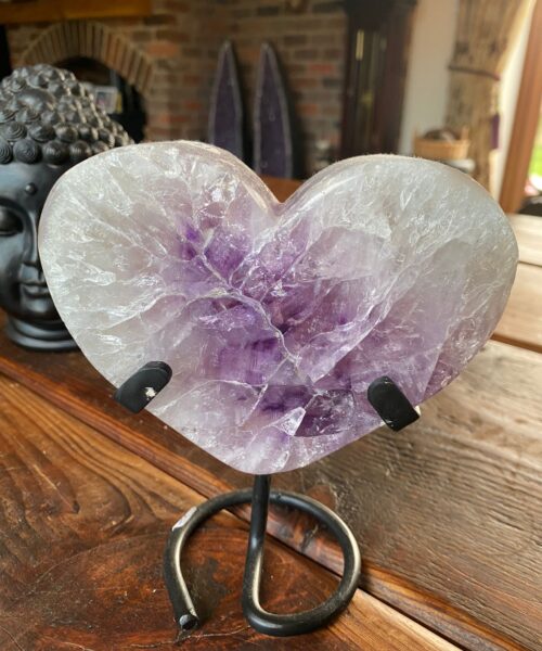 Large – Amethyst Heart 15 Iron Base Purple Quartz Geode Crystal 1.136kg H15xW13.5xD4cm - Image 5