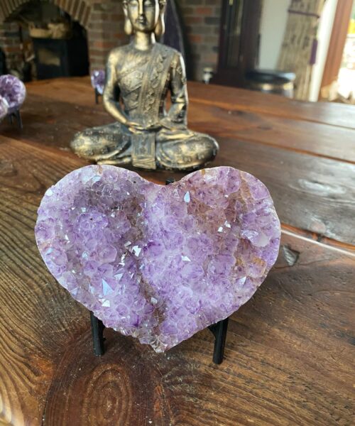 Alternative view of Amethyst Heart on Stand 34 Purple Quartz Geode Crystal Gift 942g - H10.5xW10xD5cm