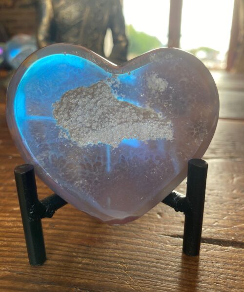 Agate Angel Aura Heart on Stand 14, Aura, Titanium, Cluster, Crystal, Gemstone 224g – H7.5xW8xD3cm - Image 9