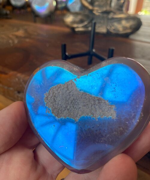 Agate Angel Aura Heart on Stand 14, Aura, Titanium, Cluster, Crystal, Gemstone 224g – H7.5xW8xD3cm - Image 6
