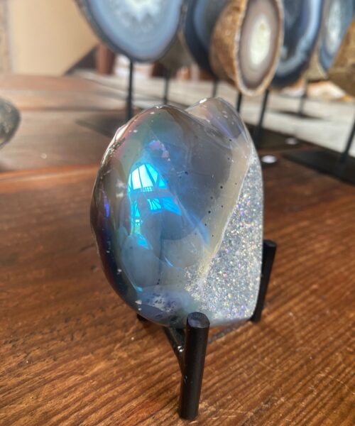 Agate Angel Aura Heart on Stand 16, Aura, Titanium, Cluster, Crystal, Gemstone 349g – H8.5xW9xD3.5cm - Image 7