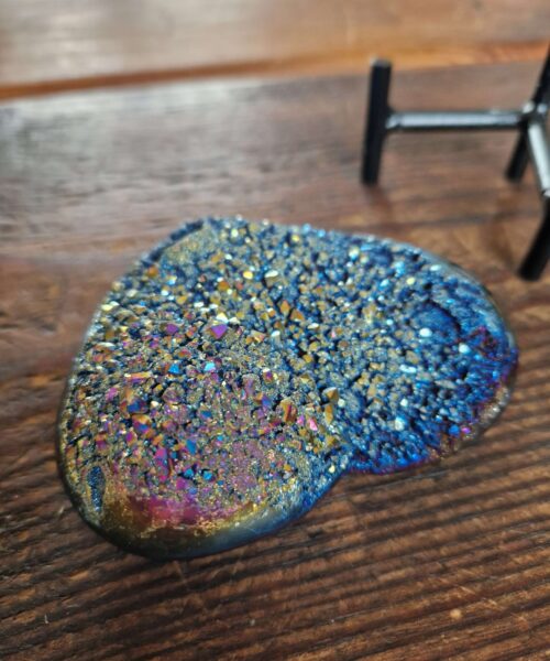 Rainbow Quartz Heart with Stand 40 Aura, Titanium, Cluster, Crystal, Gemstone 281g – H8xW9xD6cm - Image 9