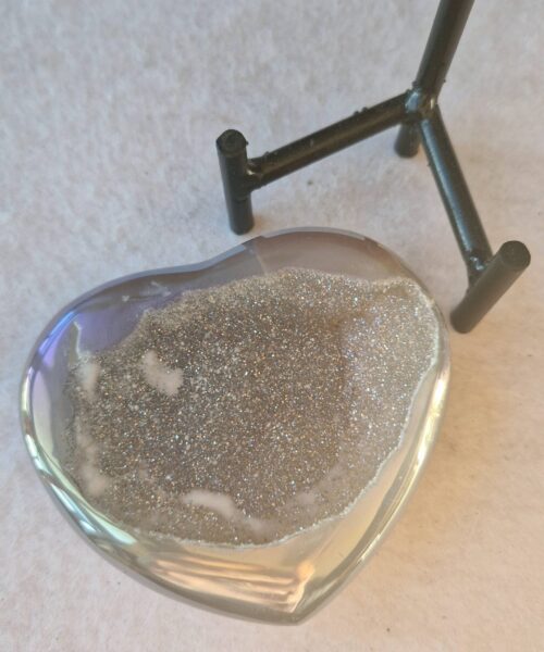 Alternative view of Agate Angel Aura Heart on Stand 37, Aura, Titanium, Cluster, Crystal, Gemstone 315g – H8.5xW9xD5cm