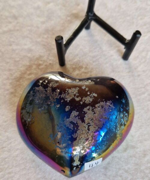 Rainbow Quartz Heart with Stand 44 Aura, Titanium, Cluster, Crystal, Gemstone 357g – H8xW9xD5cm - Image 5