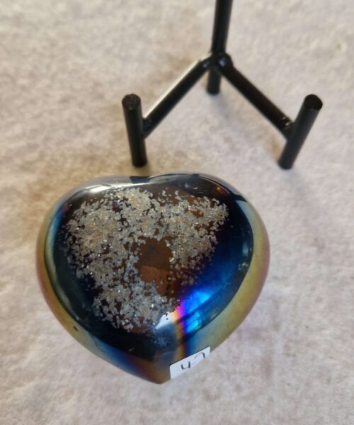 Rainbow Quartz Heart with Stand 47 Aura, Titanium, Cluster, Crystal, Gemstone 342g – H7xW7.5xD5cm - Image 7