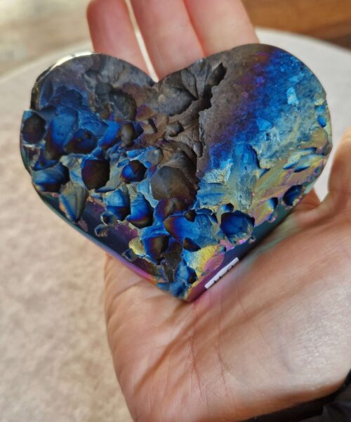 Rainbow Quartz Heart with Stand 49 Aura, Titanium, Cluster, Crystal, Gemstone 317g – H7.5xW9.5xD5cm - Image 8