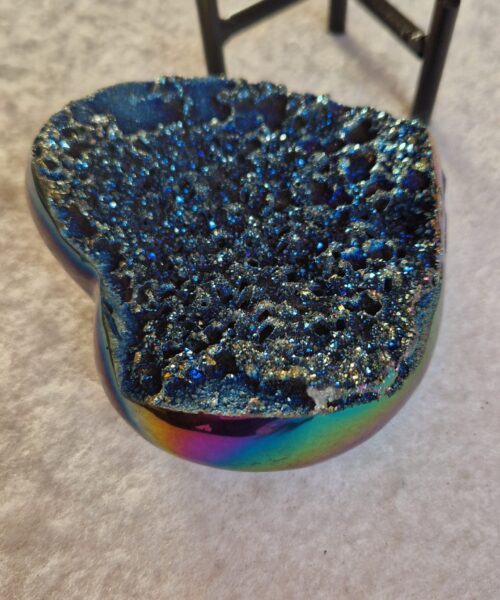 Rainbow Quartz Heart with Stand 52 Aura, Titanium, Cluster, Crystal, Gemstone 406g – H9.5xW10xD5cm - Image 4
