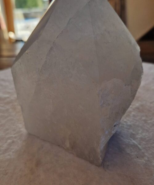 Alternative view of Large Clear Quartz White Crystal 22 Quartz Tower Points Polished Tip Gemstones Natural 1.295g H13xW9.5xD8.5cm