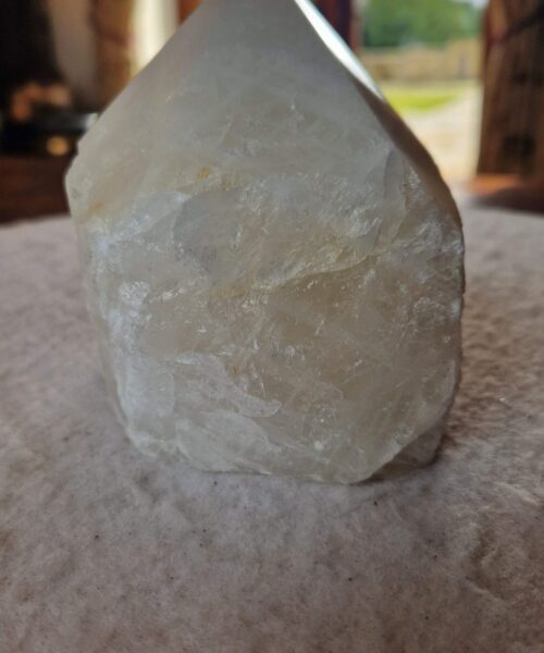 Alternative view of Large Clear Quartz White Crystal 30 Quartz Tower Points Polished Tip Gemstones Natural 1.082g H9.5xW10xD9cm