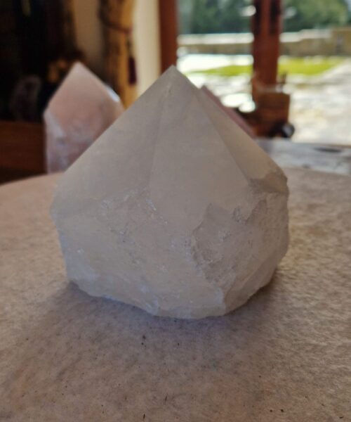 Alternative view of Large Clear Quartz White Crystal 32 Quartz Tower Points Polished Tip Gemstones Natural 1.077g H9xW9.5xD9cm