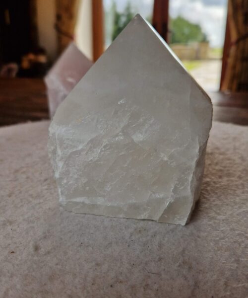 Alternative view of Large Clear Quartz White Crystal 40 Quartz Tower Points Polished Tip Gemstones Natural 1.148g H11xW9xD8cm