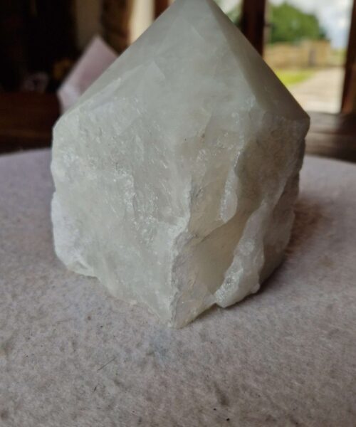 Alternative view of Large Clear Quartz White Crystal 41 Quartz Tower Points Polished Tip Gemstones Natural 1.077g H11xW8xD8cm