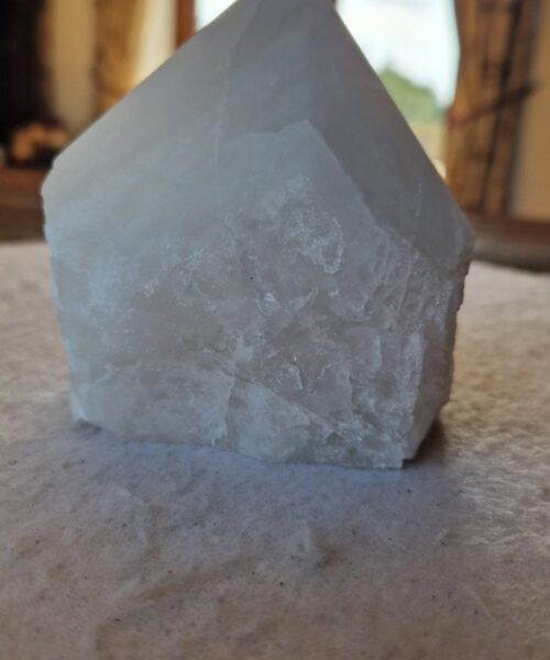 Alternative view of Large Clear Quartz White Crystal 45 Quartz Tower Points Polished Tip Gemstones Natural 1.054g H10xW8.5xD8cm