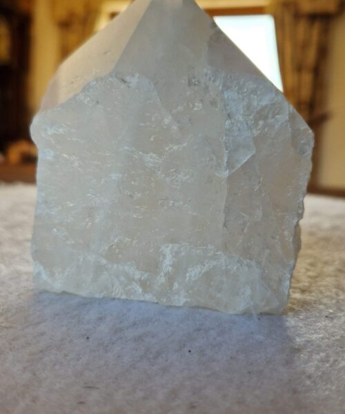 Alternative view of Large Clear Quartz White Crystal 50 Quartz Tower Points Polished Tip Gemstones Natural 1.022g H10xW8xD8cm