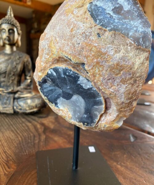 Premium Agate Geode on Stand 25 – 2560g - H23xW16xD7cm - Image 10