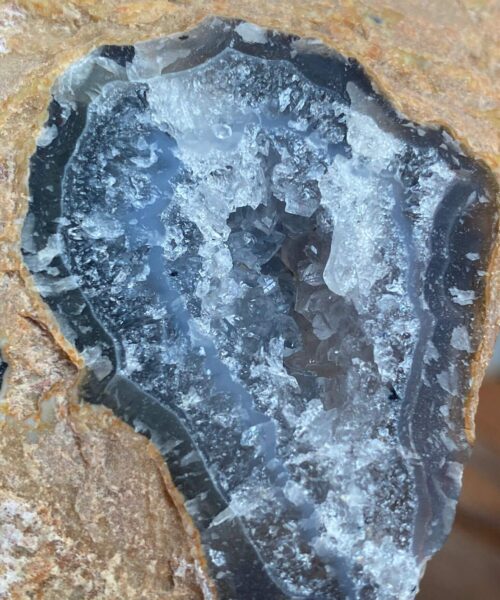 Premium Agate Geode on Stand 25 – 2560g - H23xW16xD7cm - Image 11