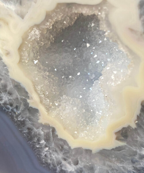 Premium Agate Geode on Stand 25 – 2560g - H23xW16xD7cm - Image 13