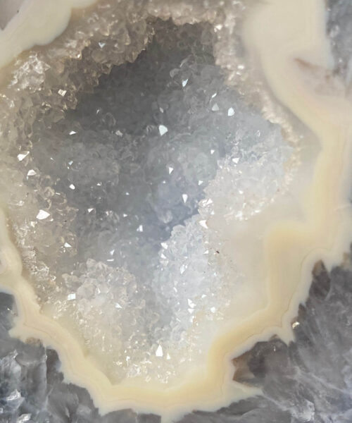 Premium Agate Geode on Stand 25 – 2560g - H23xW16xD7cm - Image 4