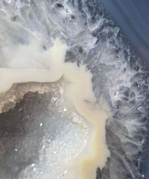 Premium Agate Geode on Stand 25 – 2560g - H23xW16xD7cm - Image 6