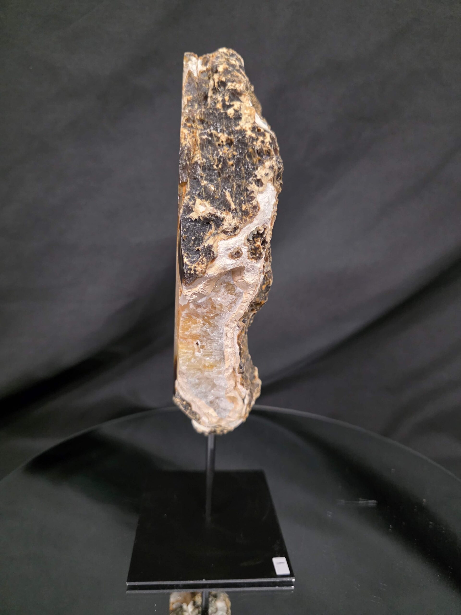 Premium Agate Geode on Stand 1 – 3.333g - H31xW20xD10cm - Image 3