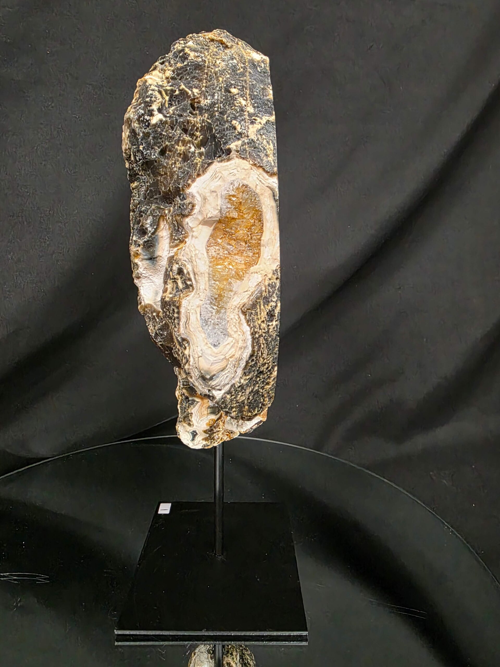 Premium Agate Geode on Stand 1 – 3.333g - H31xW20xD10cm - Image 5