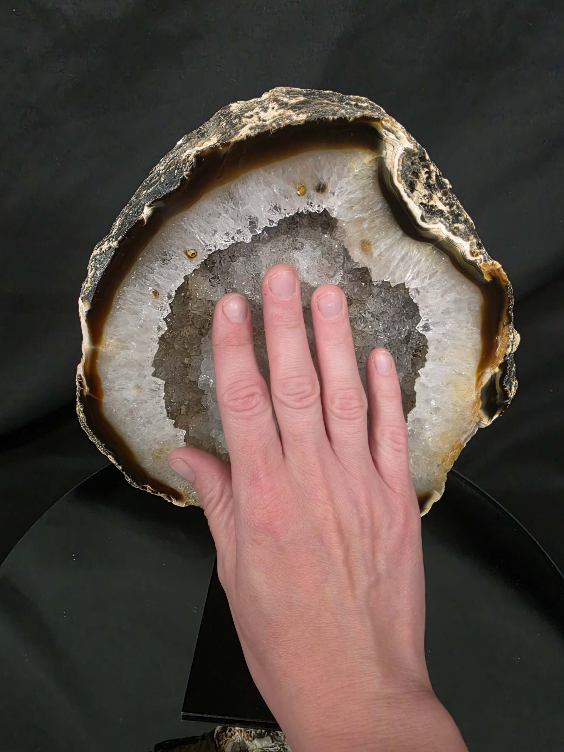Premium Agate Geode on Stand 1 – 3.333g - H31xW20xD10cm - Image 9