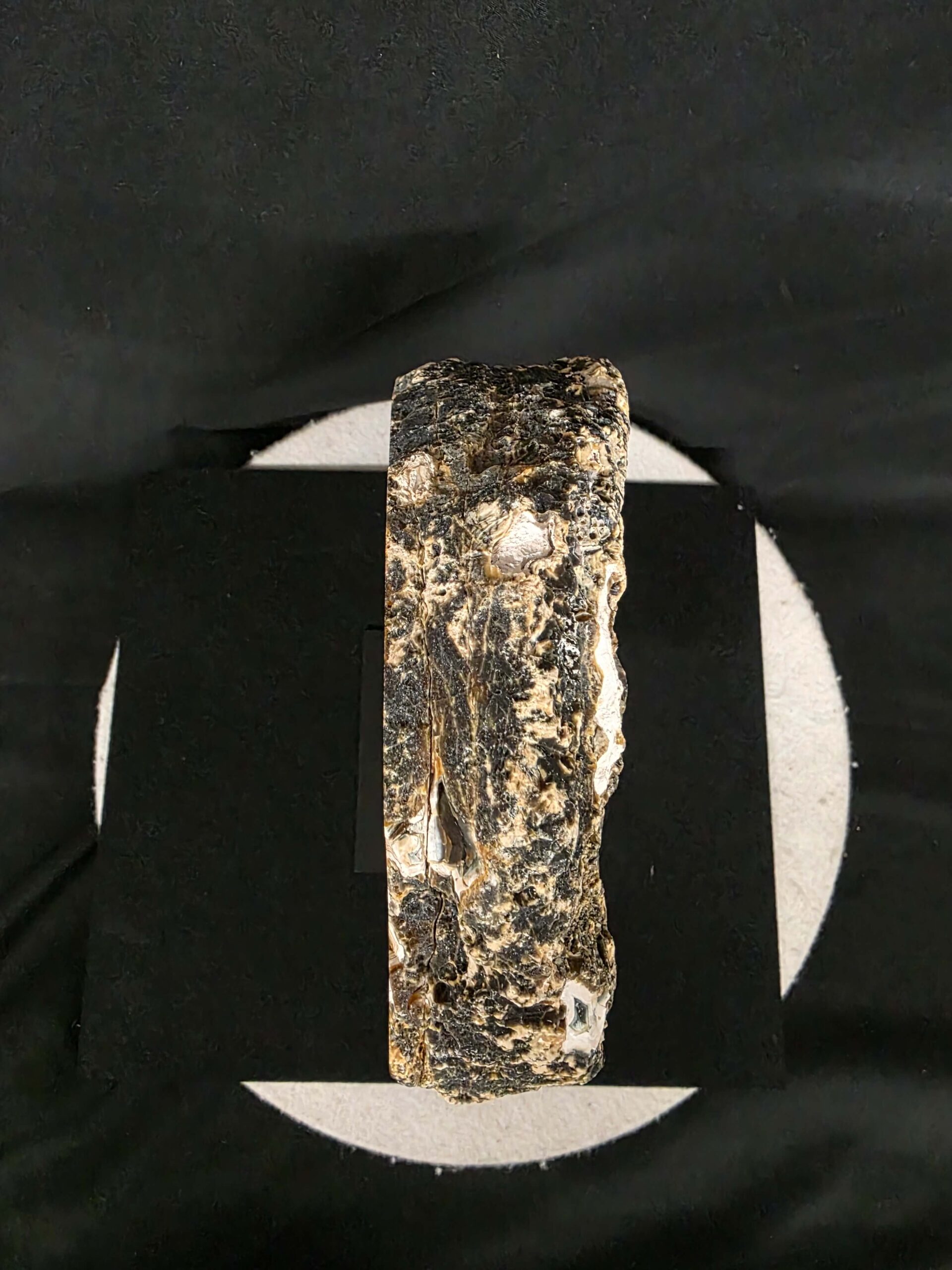 Premium Agate Geode on Stand 1 – 3.333g - H31xW20xD10cm - Image 10