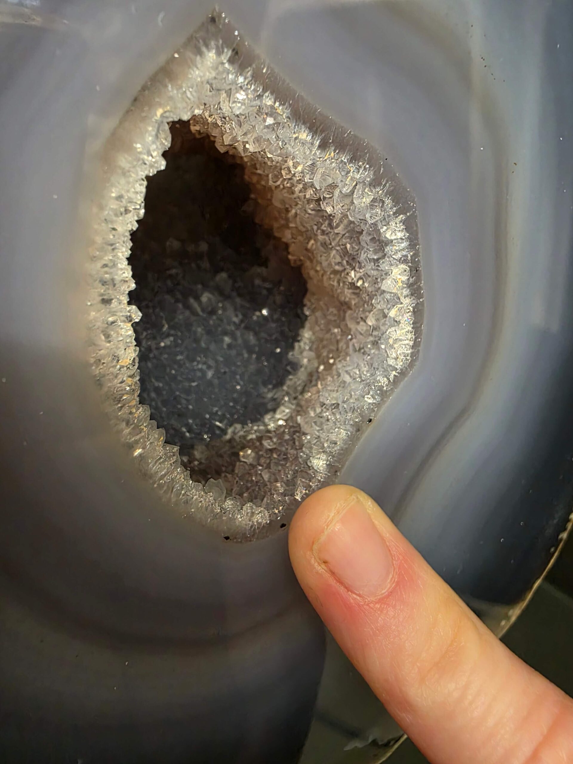 Premium Agate Geode on Stand 12 – 3.375g - H16xW15.5xD10cm - Image 8