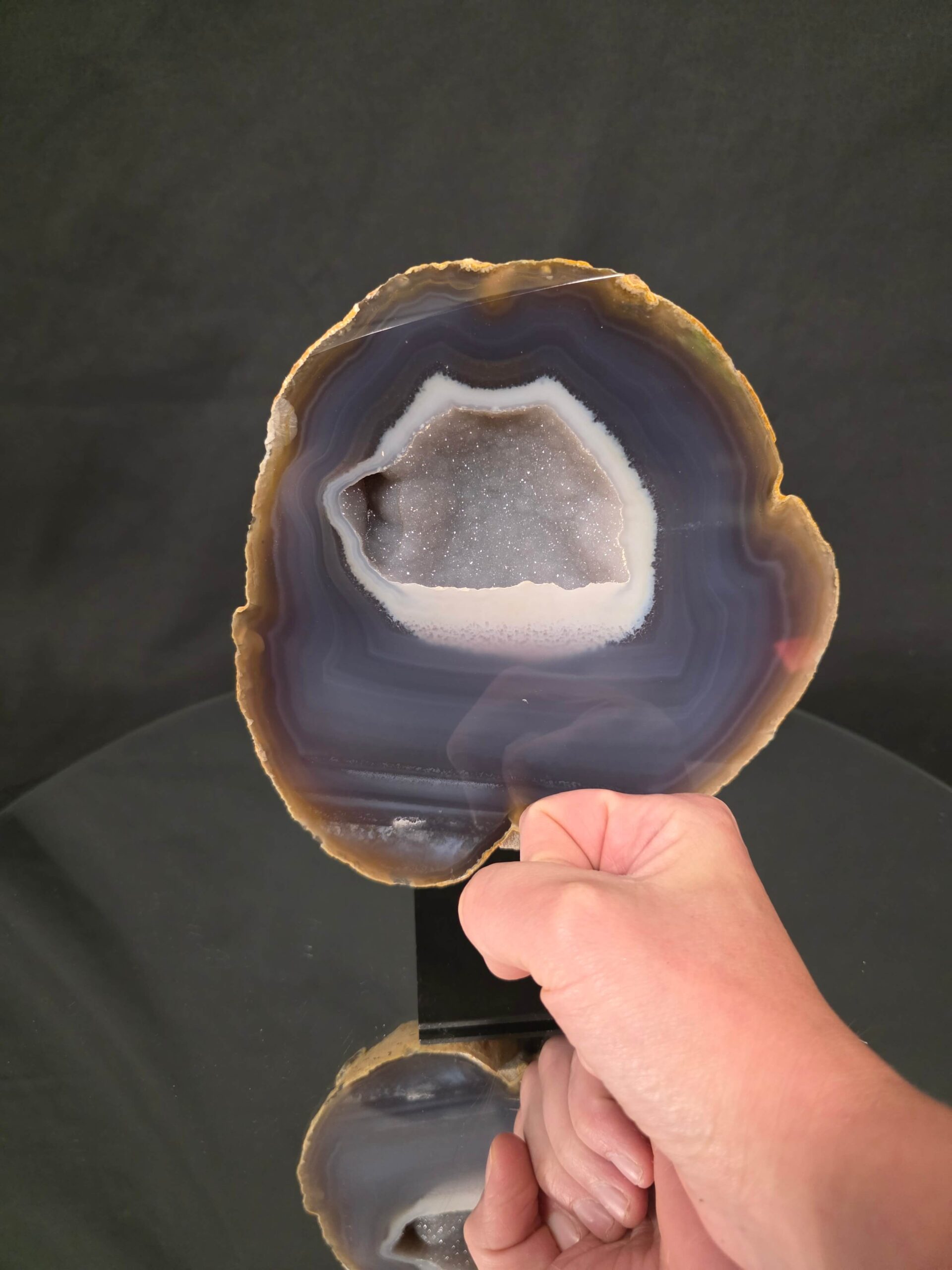 Premium Agate Geode on Stand 14 – 1.411g - H20xW16xD8cm - Image 2