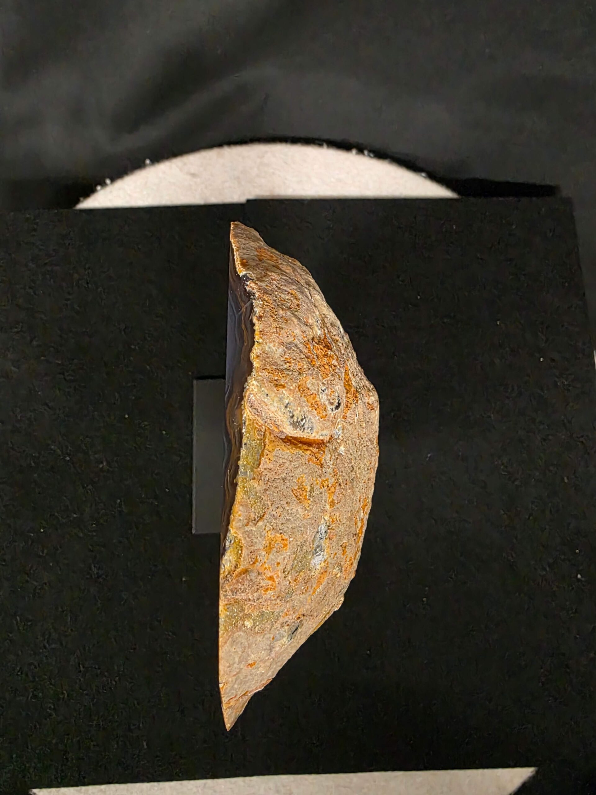 Premium Agate Geode on Stand 14 – 1.411g - H20xW16xD8cm - Image 3