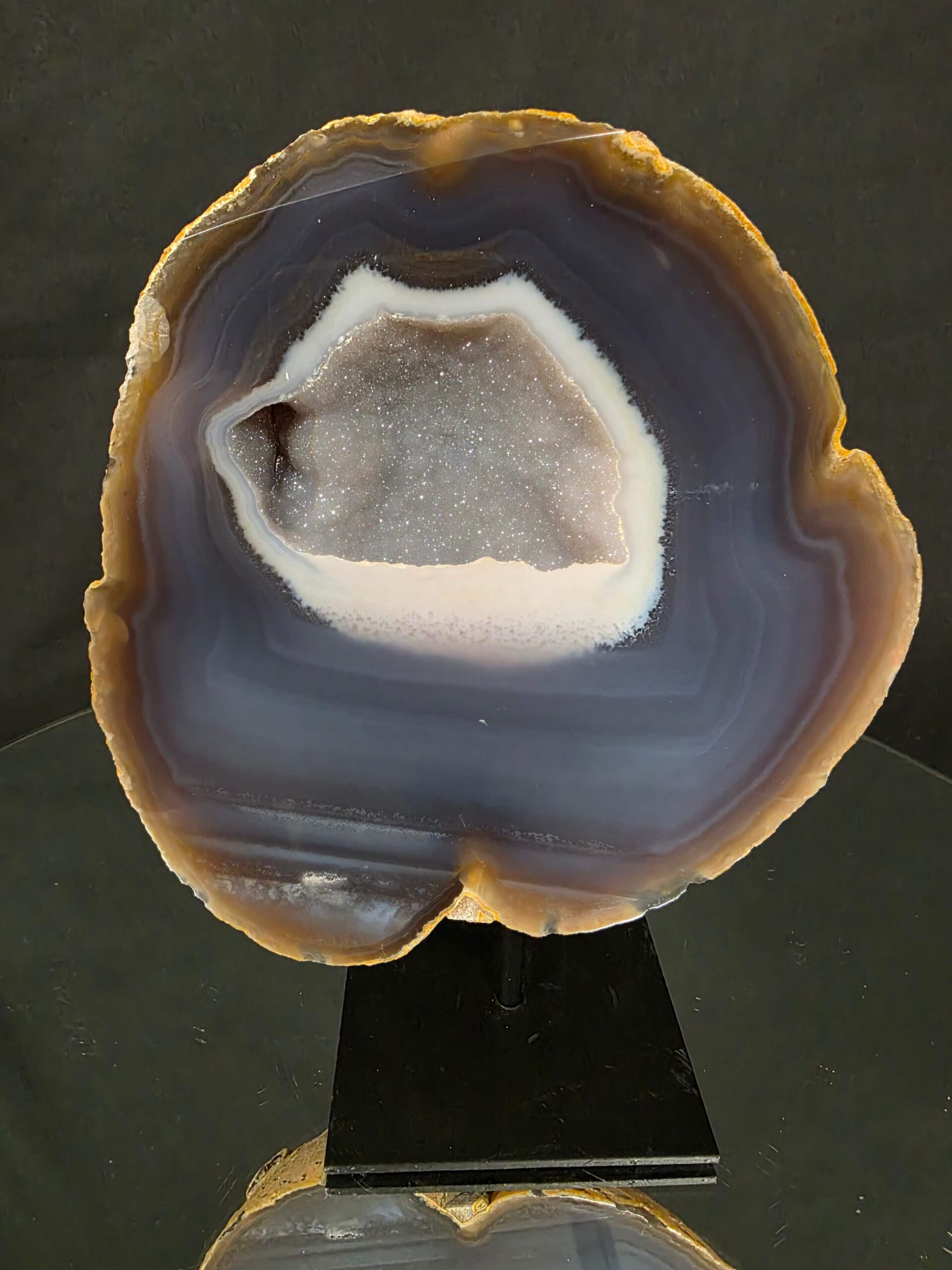 Premium Agate Geode on Stand 14 – 1.411g - H20xW16xD8cm - Image 4