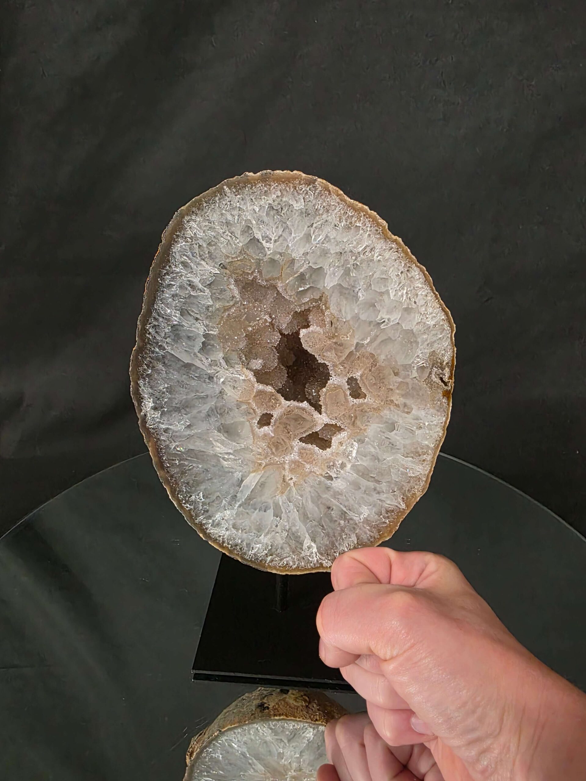 Premium Agate Geode on Stand 2 – 1.597g - H23xW14xD8cm - Image 7