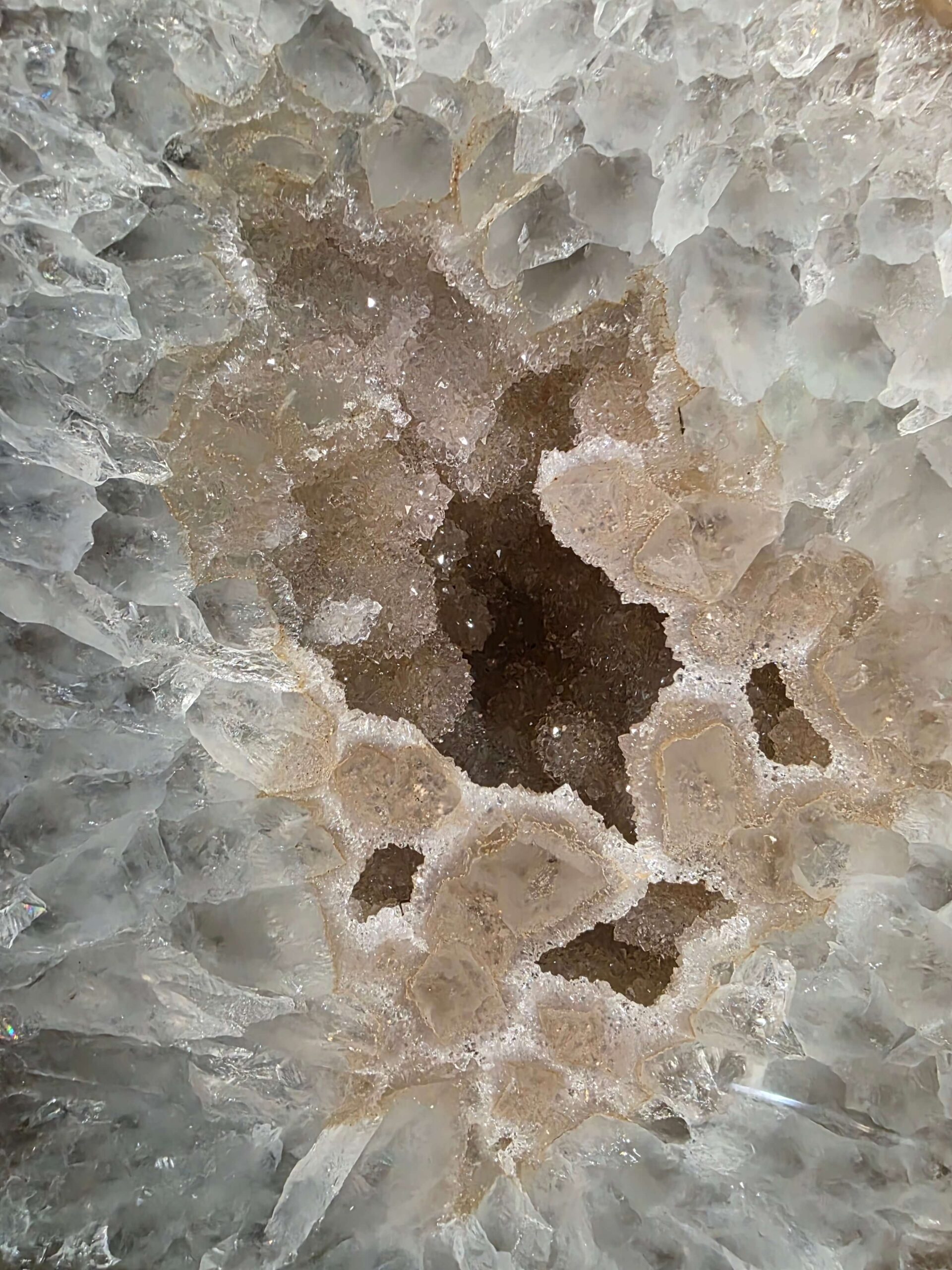 Premium Agate Geode on Stand 2 – 1.597g - H23xW14xD8cm - Image 8