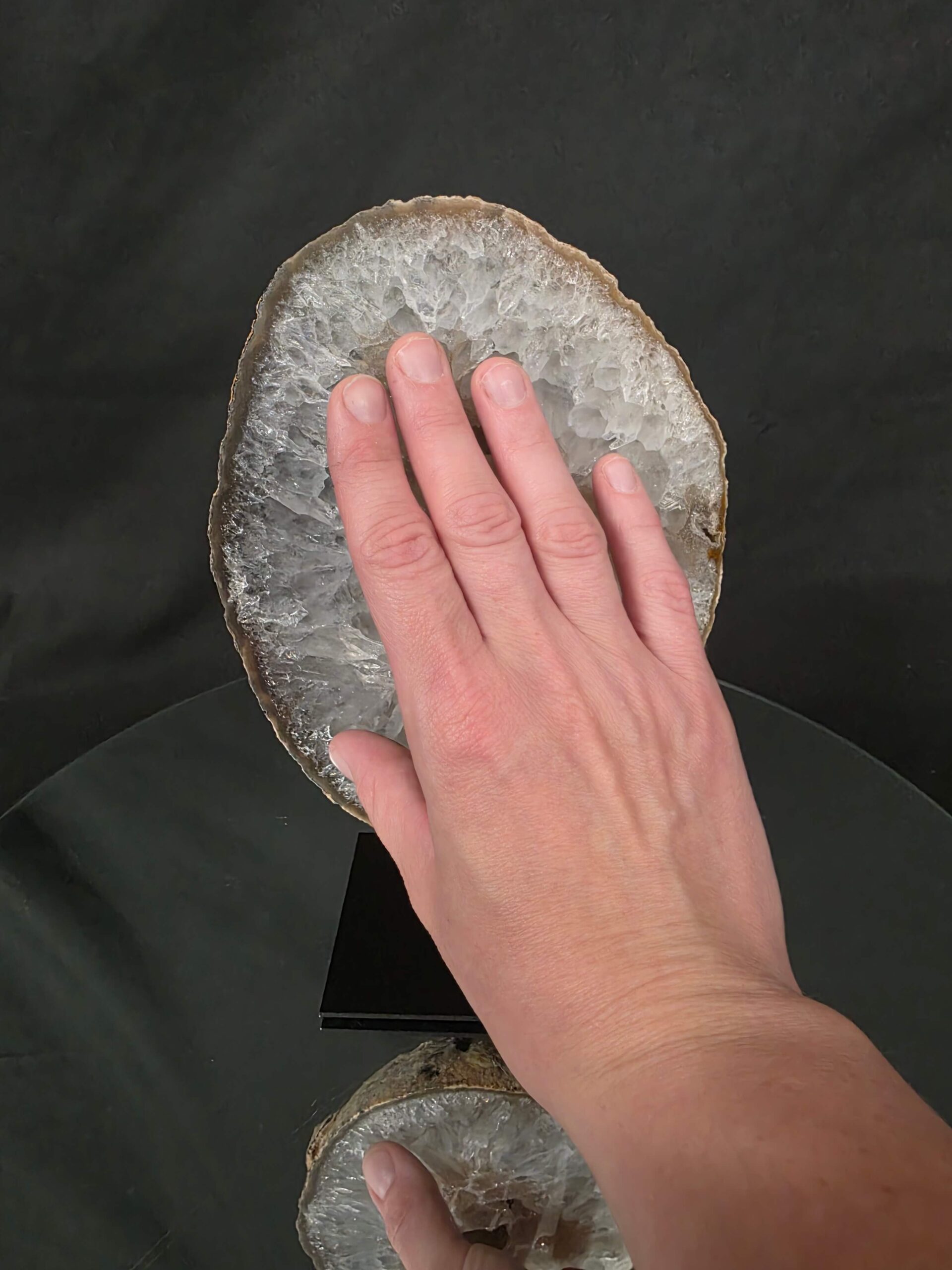 Premium Agate Geode on Stand 2 – 1.597g - H23xW14xD8cm - Image 9
