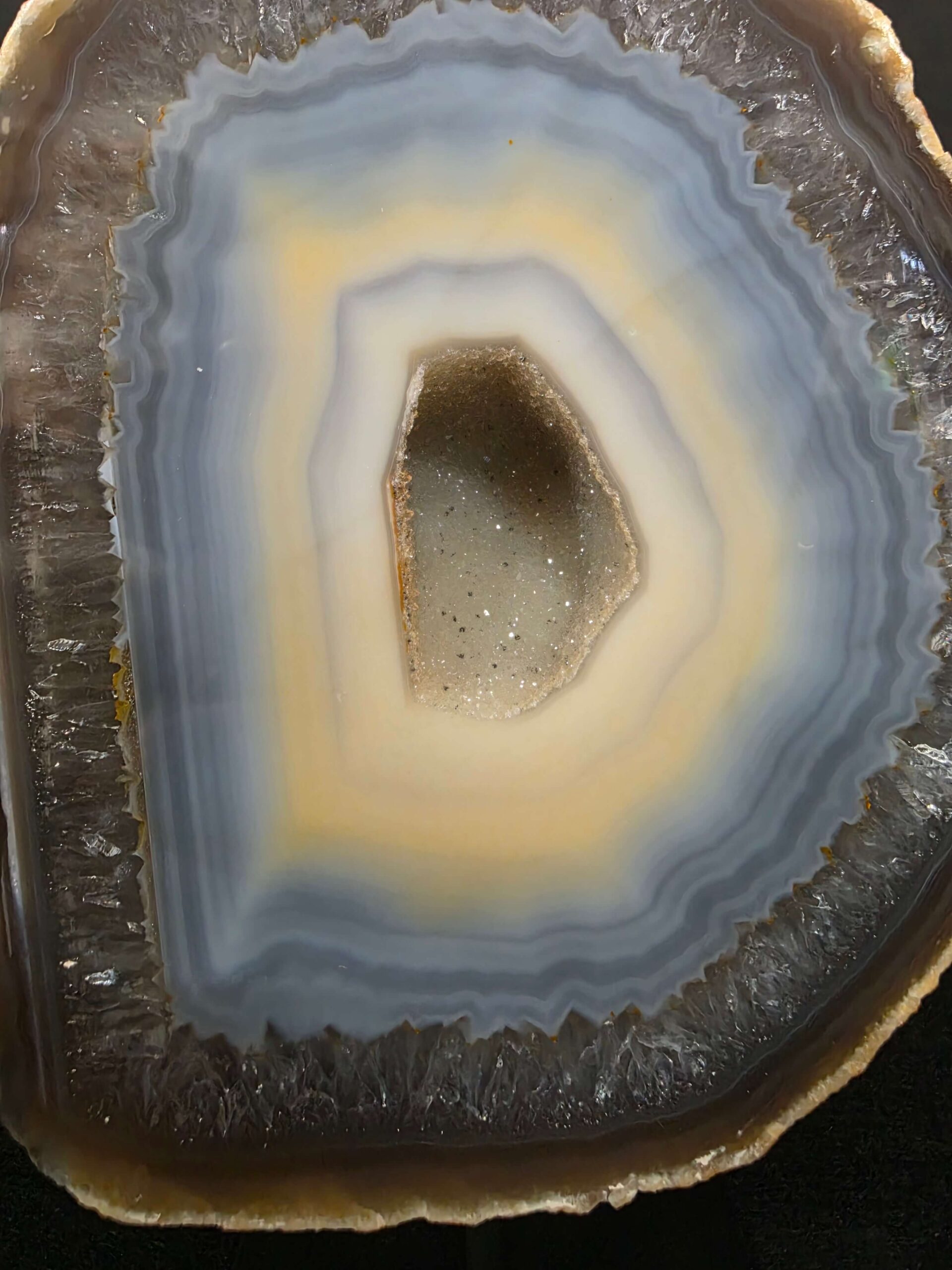 Premium Agate Geode on Stand 4 – 2.021g - H20xW13xD8cm - Image 9